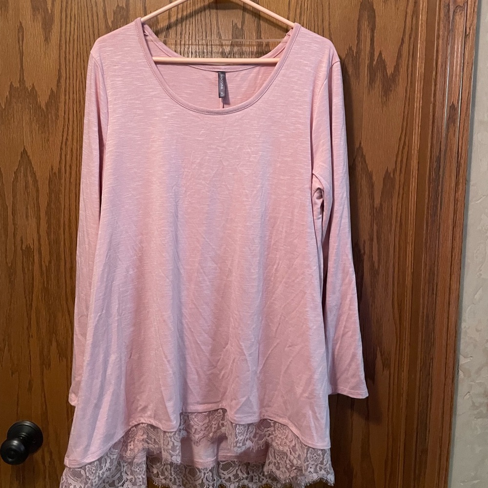 🔥🔥Massini XL tunic. Gently worn. EUC. Beautiful lace hem. Soft and comfy.